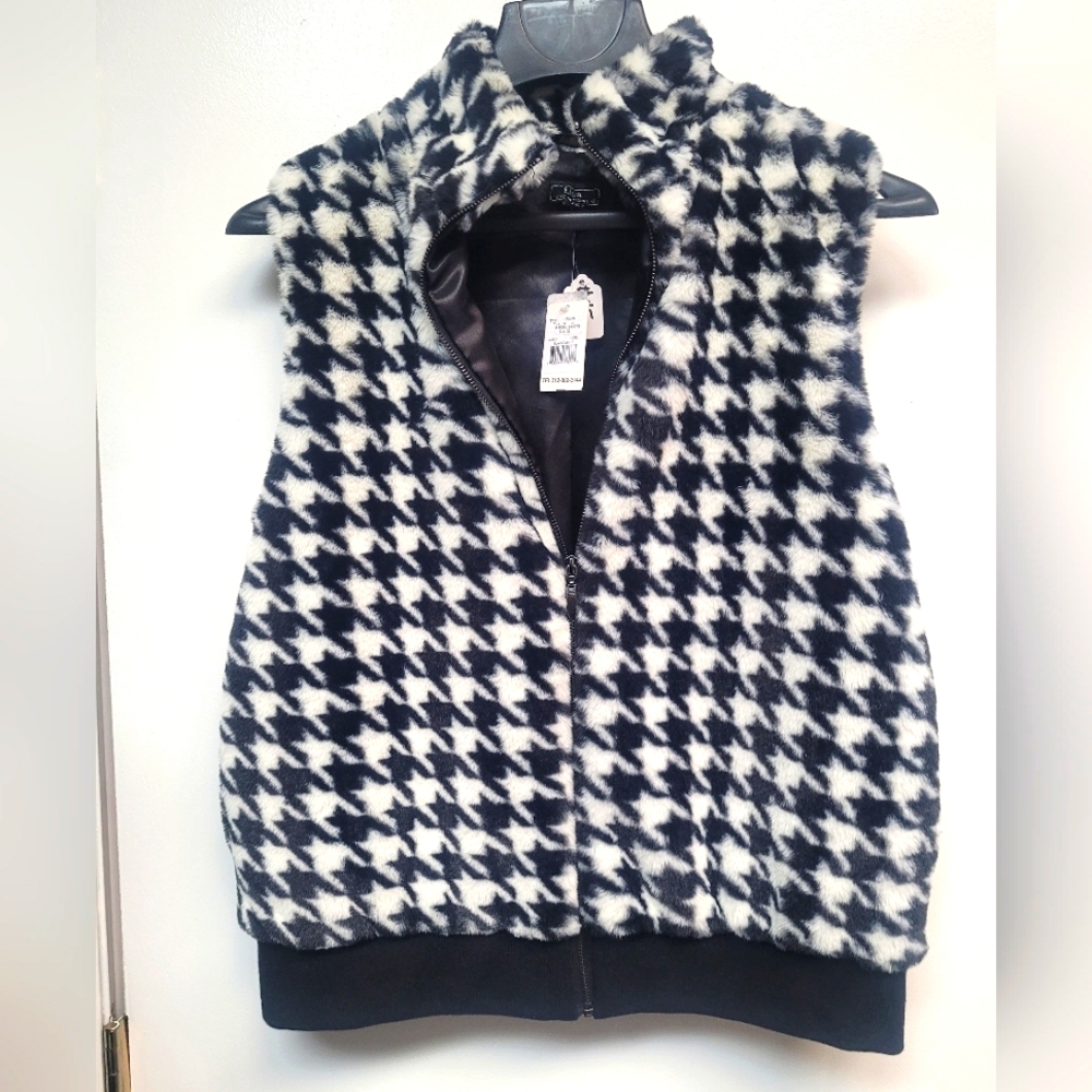 BLACK AND WHITE SOFT VEST